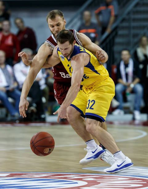 的防守积极 的防守积极